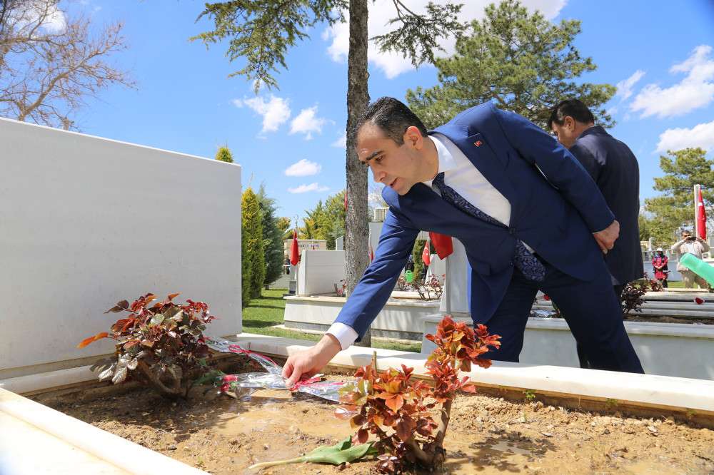  BAYRAM ARİFESİNDE ŞEHİTLİK ZİYARET EDİLDİ
