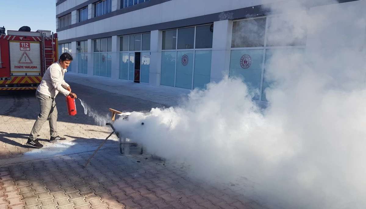 Erkek &ouml;ğrenci yurdunda  yangın eğitimi ve tatbikatı ger&ccedil;ekleştirildi