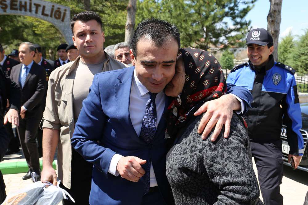 KABİR ZİYARETİ YAPAN KARAMANLILARI BELEDİYENİN SICAK Y&Uuml;Z&Uuml; KARŞILADI