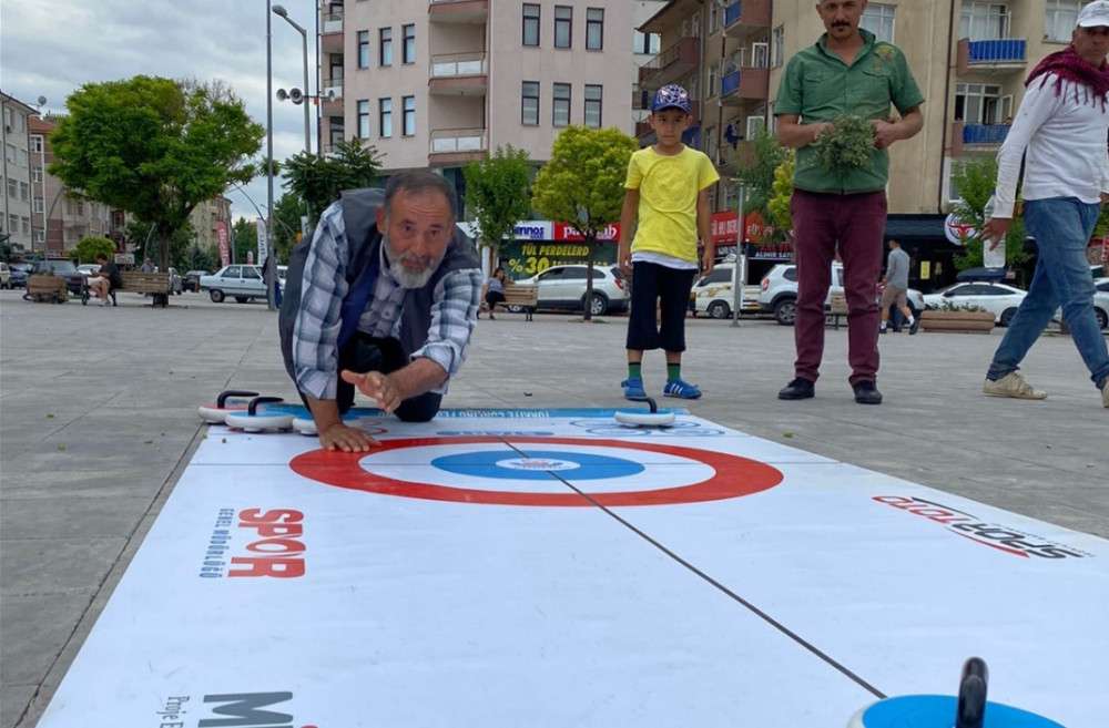 KARAMAN&rsquo;DA 15 TEMMUZ ŞEHİTLERİ ANISINA FLOOR CURLİNG M&Uuml;SABAKASI D&Uuml;ZENLENDİ