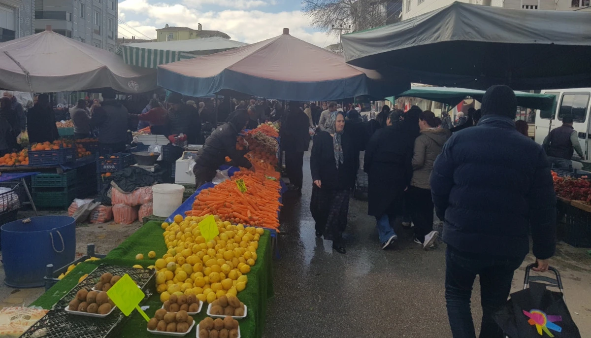 Karaman'da Ramazan ayının ilk semt pazarı doldu taştı