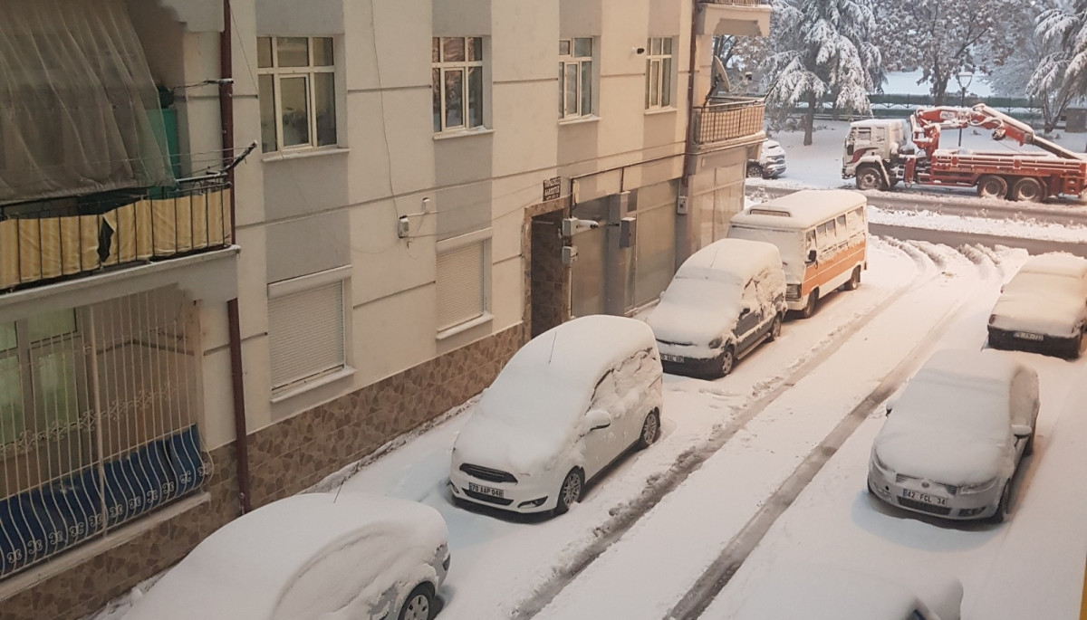 Karamanlılar yeni güne karla uyandı