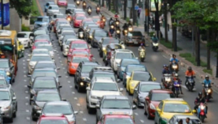 Karayolları Trafik Y&ouml;netmeliği&rsquo;nde b&uuml;y&uuml;k değişiklik: Motosiklet ve trakt&ouml;r s&uuml;r&uuml;c&uuml;lerine yeni g&uuml;venlik kuralları 