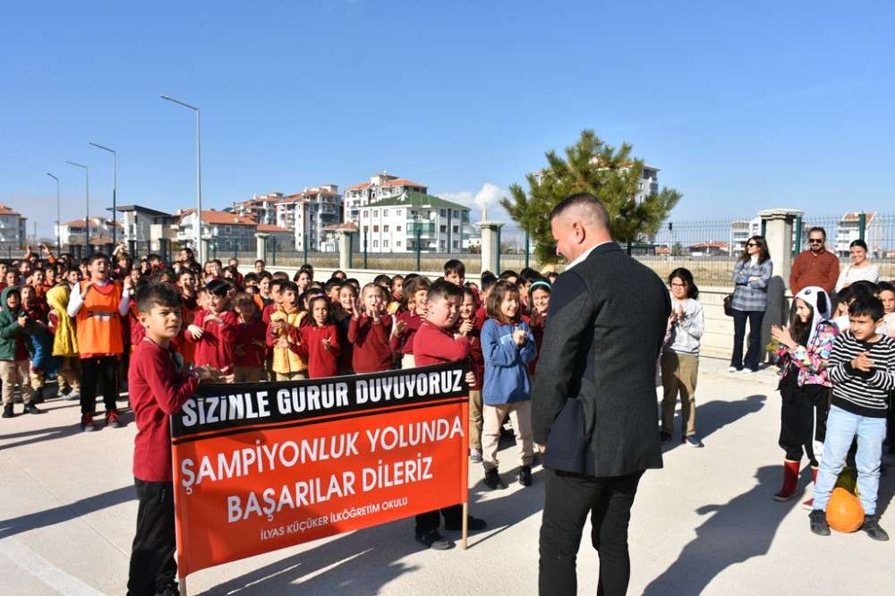 Liderden, Minik &Ouml;ğrencilere S&uuml;rpriz Ziyaret