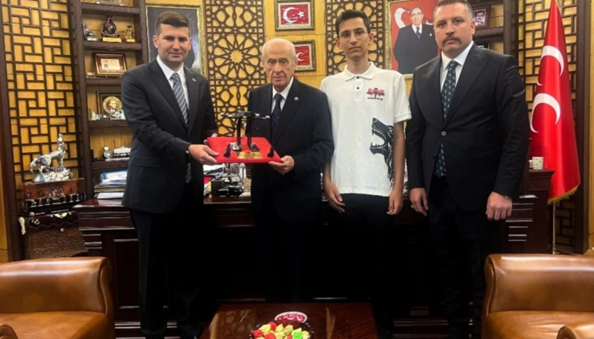 MHP Genel Başkanı Devlet Bah&ccedil;eli'ye anlamlı hediye