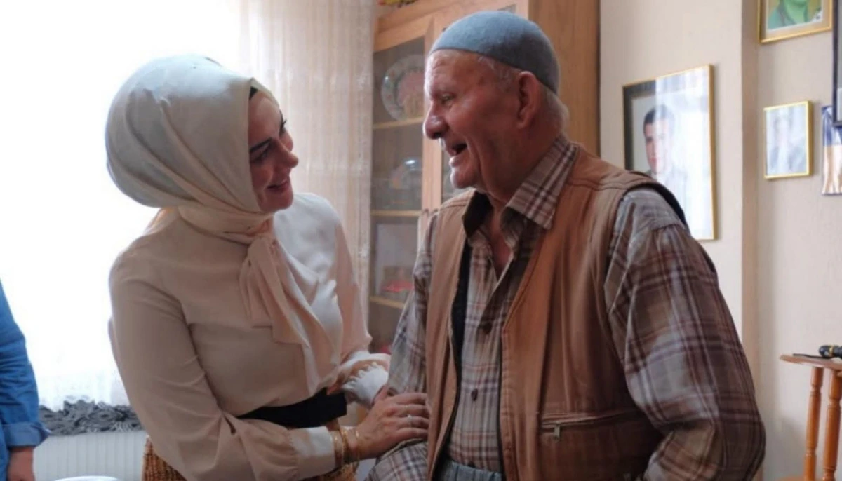 ŞEHİT BABASINA ANLAMLI ZİYARET